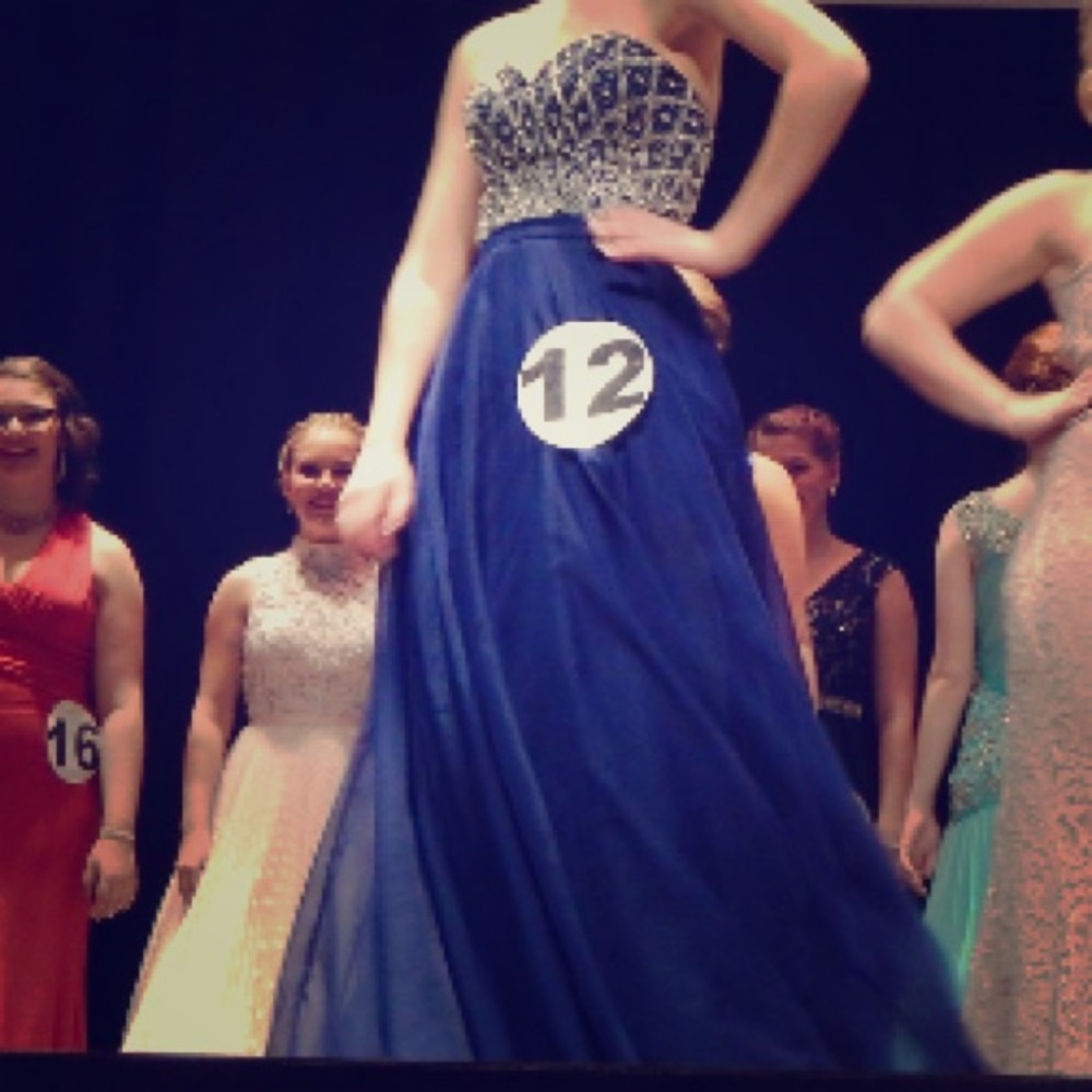 Pretty blue pageant/prom dress!