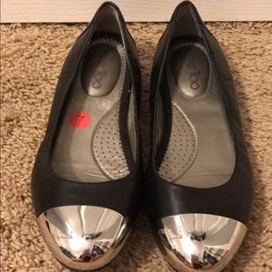 NWOT Me Too Silver Toe Flats