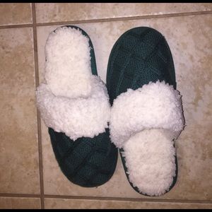 Victoria's Secret green knit slip on slippers NEW
