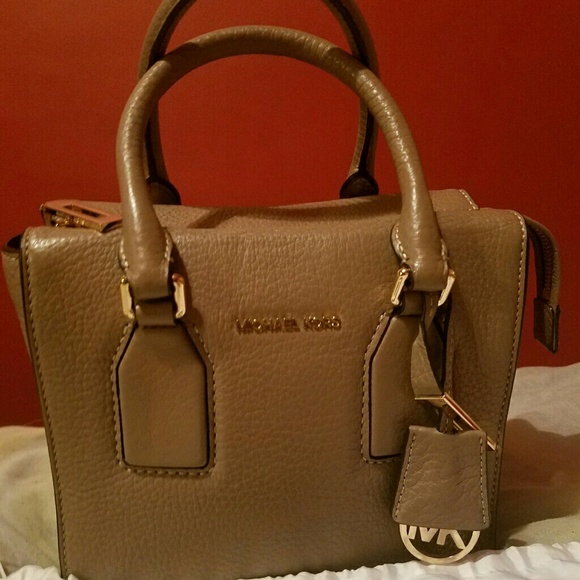 A purse - Picture 2 of 4