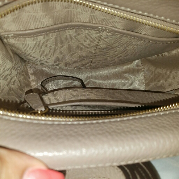 A purse - Picture 3 of 4