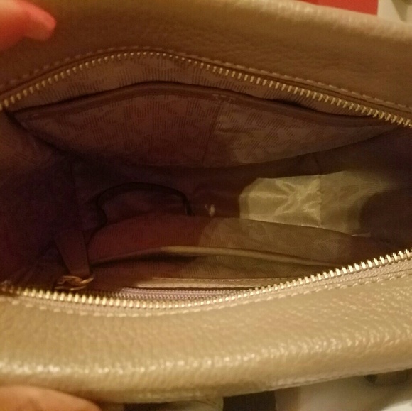 A purse - Picture 4 of 4