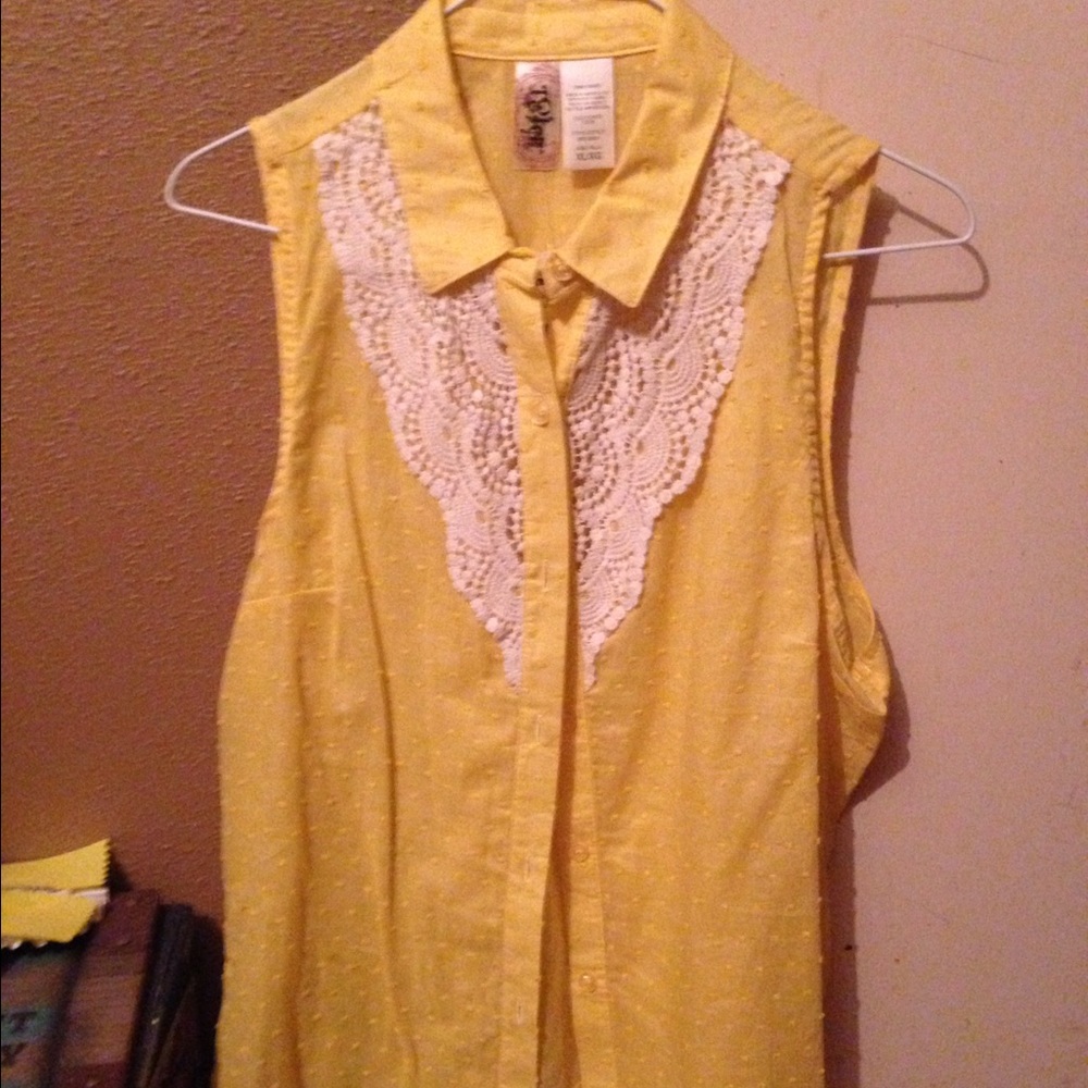 Sleeveless button up