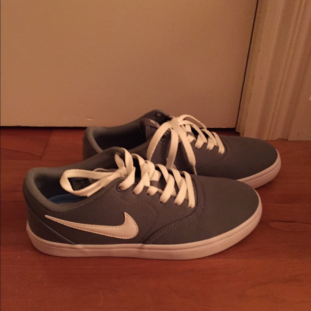 SOLD* NWOT WOMENS NIKE SNEAKERS 7.5