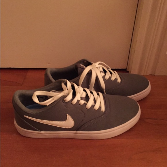 SOLD* NWOT WOMENS NIKE SNEAKERS 7.5 - Picture 1 of 4