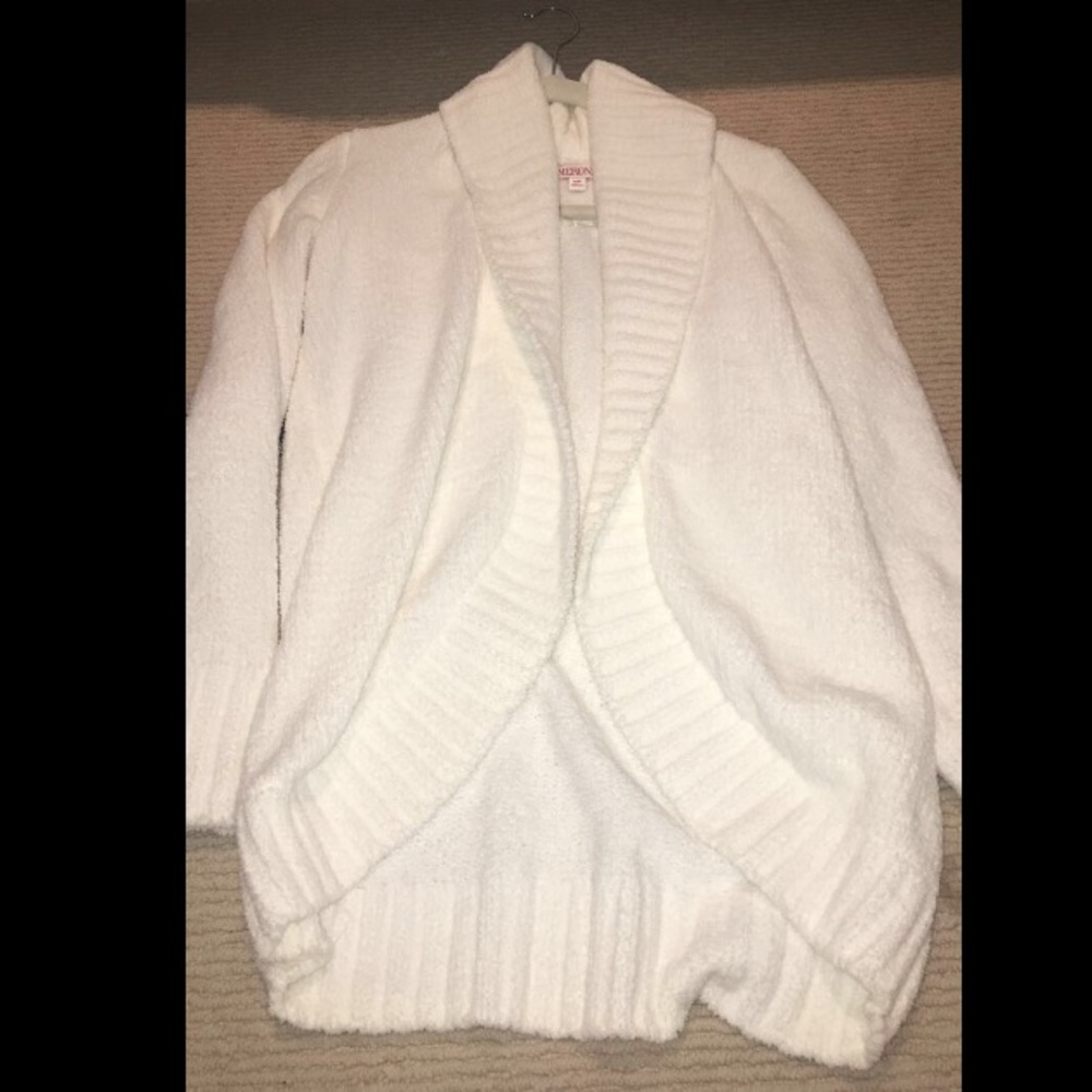 Soft white sweaterNWOT🇺🇸sale