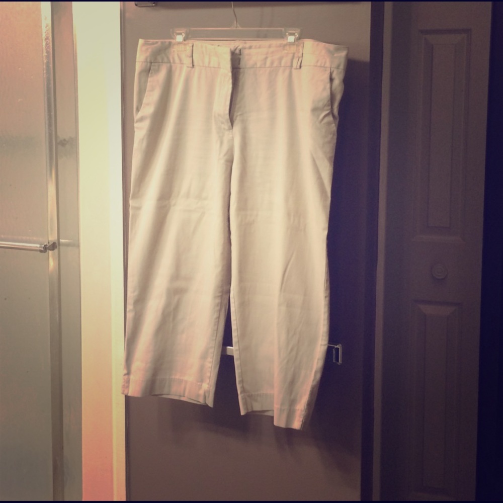Light tan Capri pants size 16