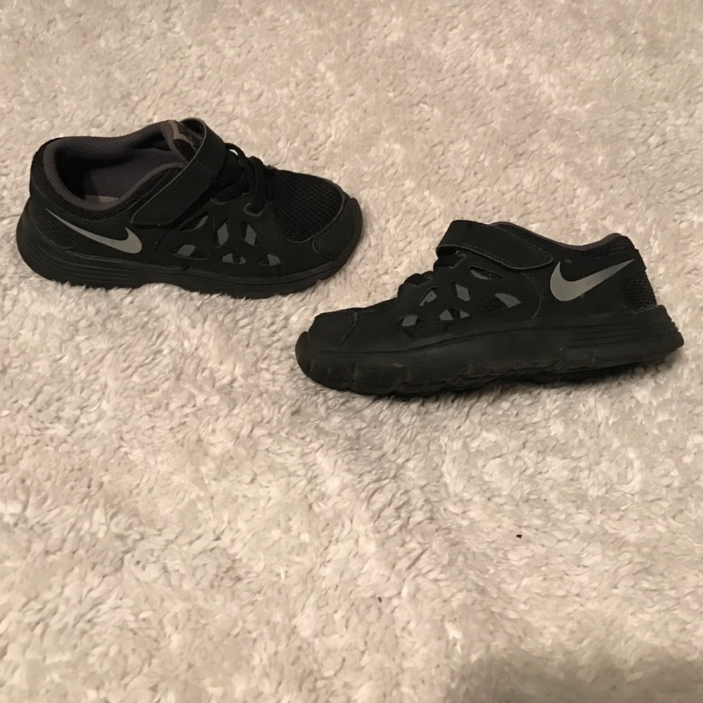 Boys Nike tennis shoes