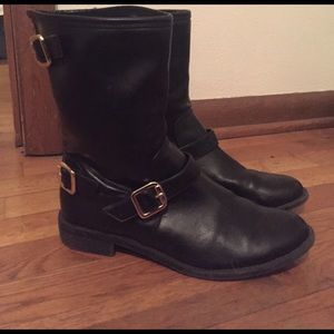 Target size 8 1/2 combat style black boots