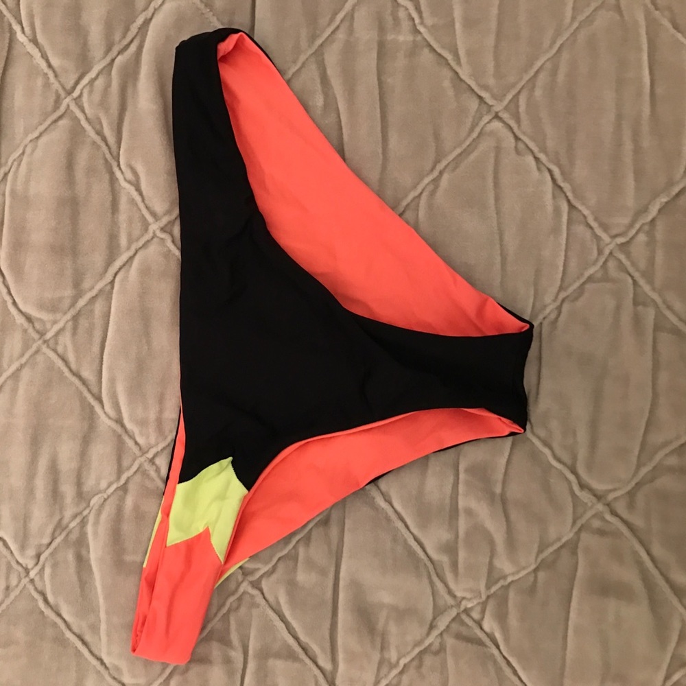 L Space Bikini Set - Picture 4 of 6