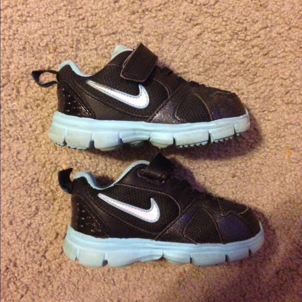 Nike girls toddler shoes.💙🖤