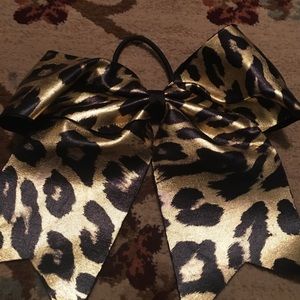 Cheata bow for 10$great for cheer and dance
