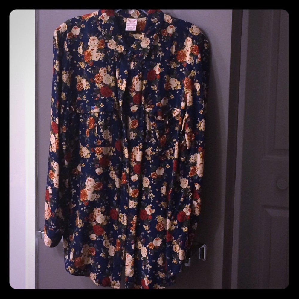 XL Navy with cream colored floral blouse