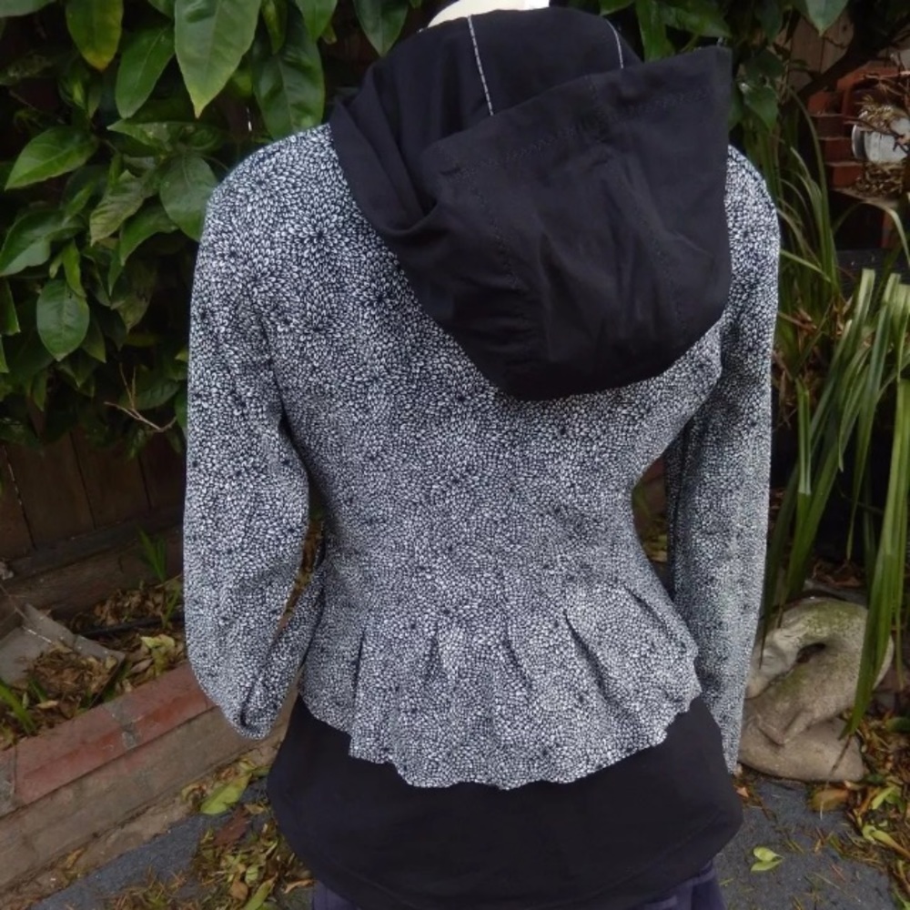 Lululemon busy a move jacket Sz 6 Rare NWOT