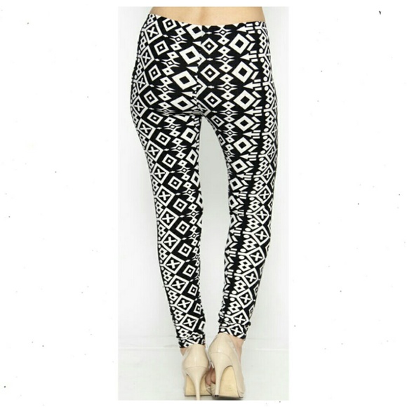 (Plus) Curvy Black and White Leggings - Picture 3 of 5