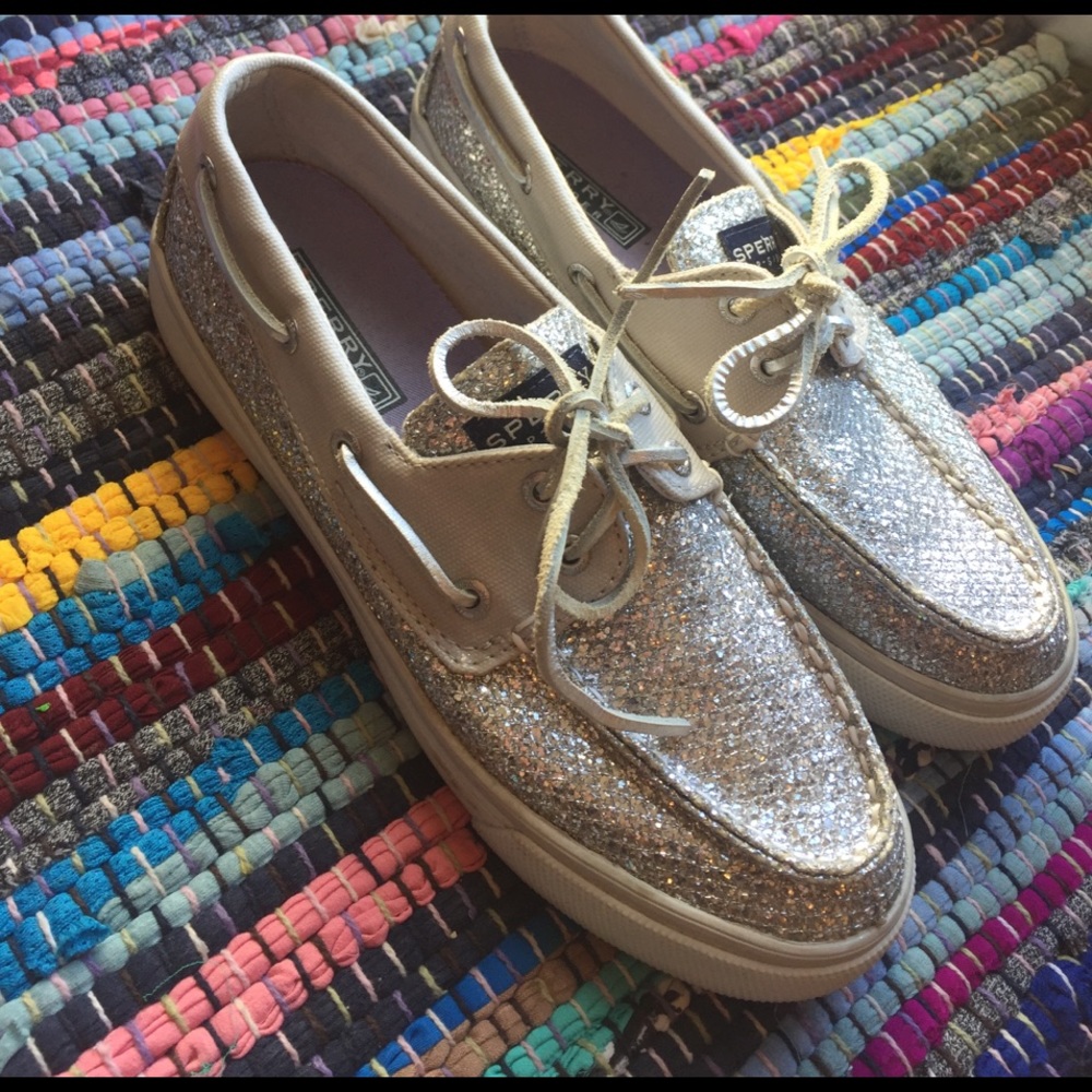 ☀️🌸SOLD🌸SHINY SILVER SPERRY'S - Picture 2 of 4