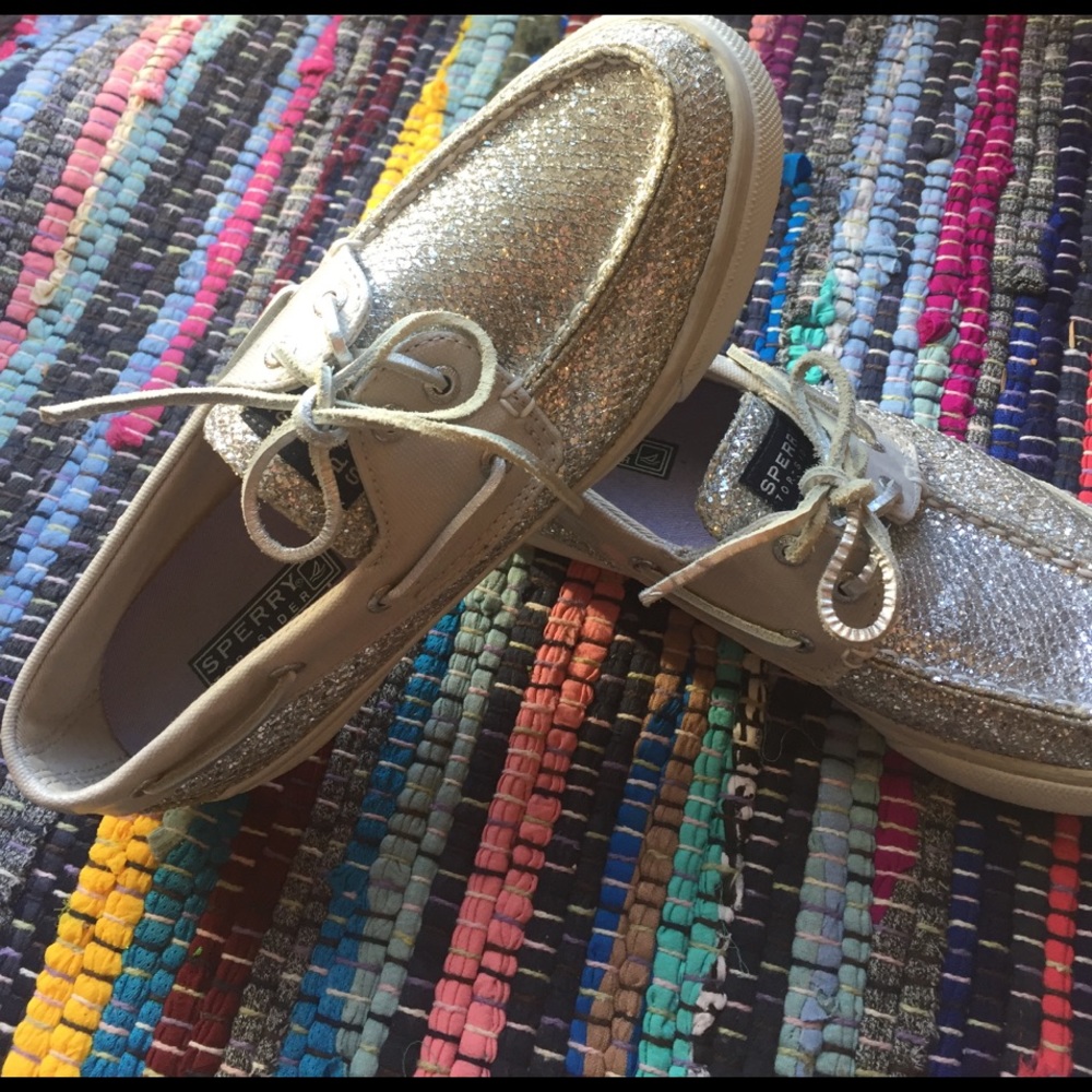 ☀️🌸SOLD🌸SHINY SILVER SPERRY'S - Picture 3 of 4