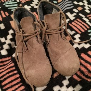 TOMS. Girls size 1. Taupe. Wedge Boots.