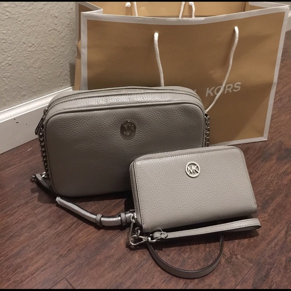 Michael Kors Handbags - ❄️Winter Sale❄️ Michael Kors Purse and Wallet