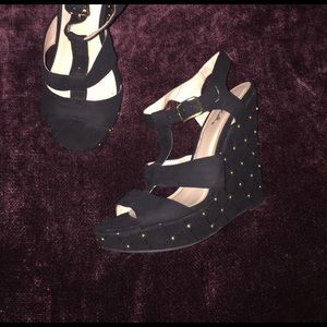 Black wedges