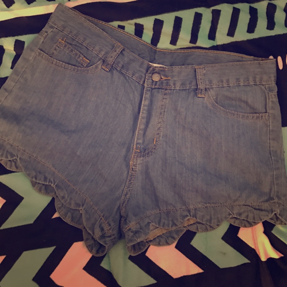 ❤️Adorable Scalloped Jean Shorts 😍