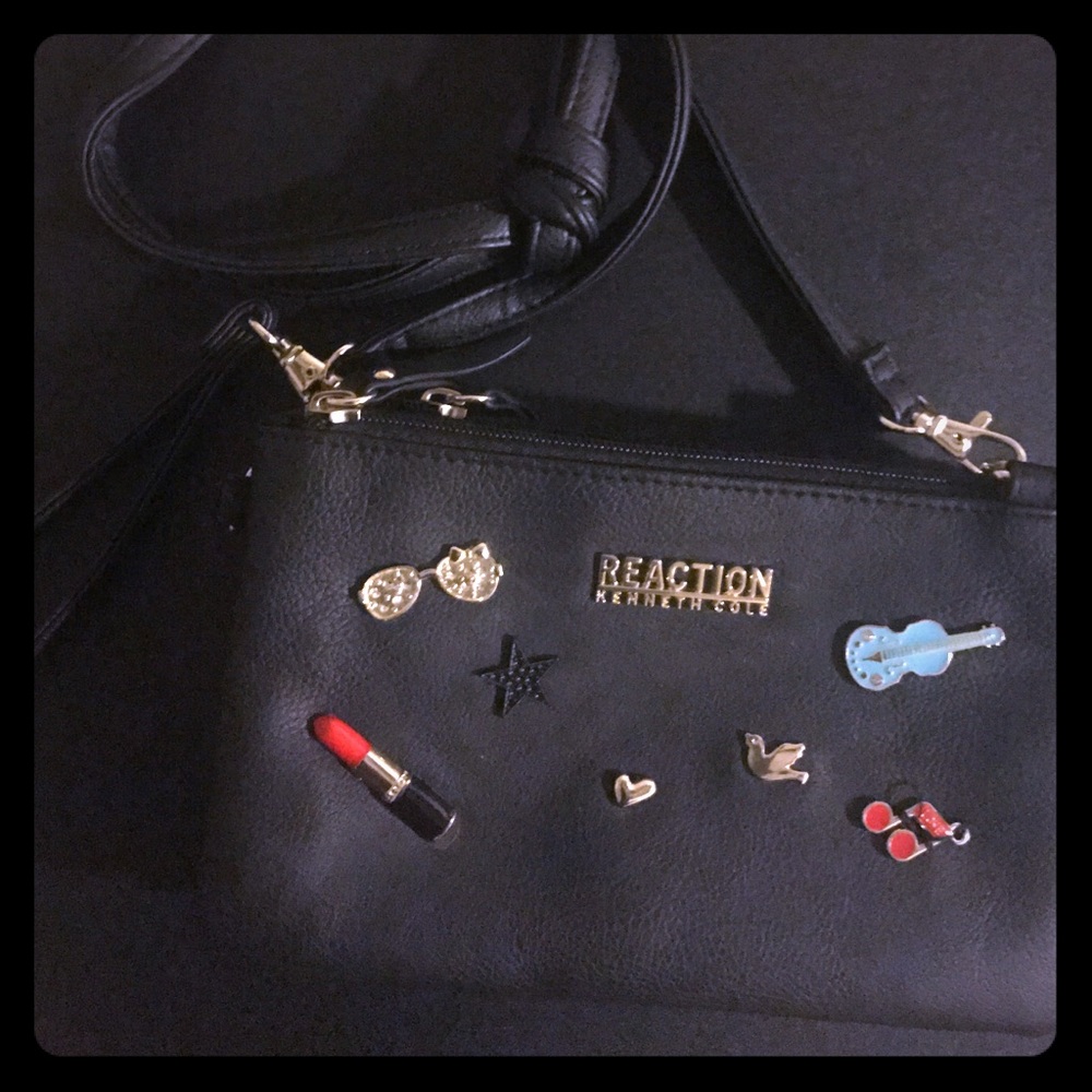SOLDD!!!! Reaction Kenneth Cole cross body bag