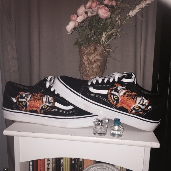 Custom Tiger Embroidered Vans🐯 - Picture 1 of 2