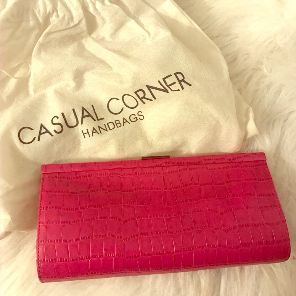 Casual corner clutch