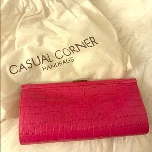 Casual corner clutch