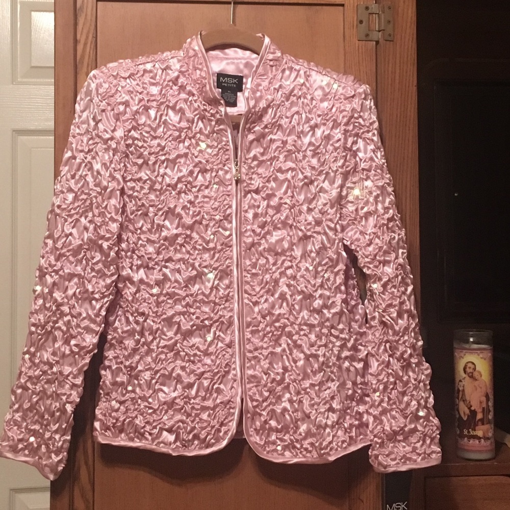 💕New- Pink puckered blouse w Iridescent sequins