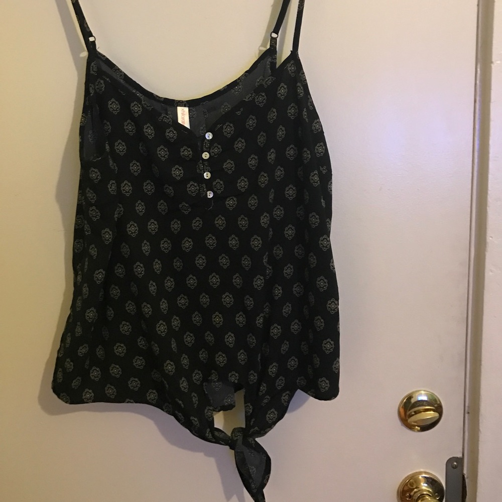 Sleeveless patterned blouse