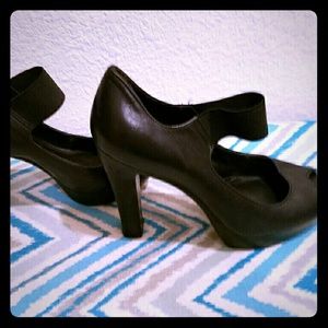 Black leather Marc Fisher Pepto heel