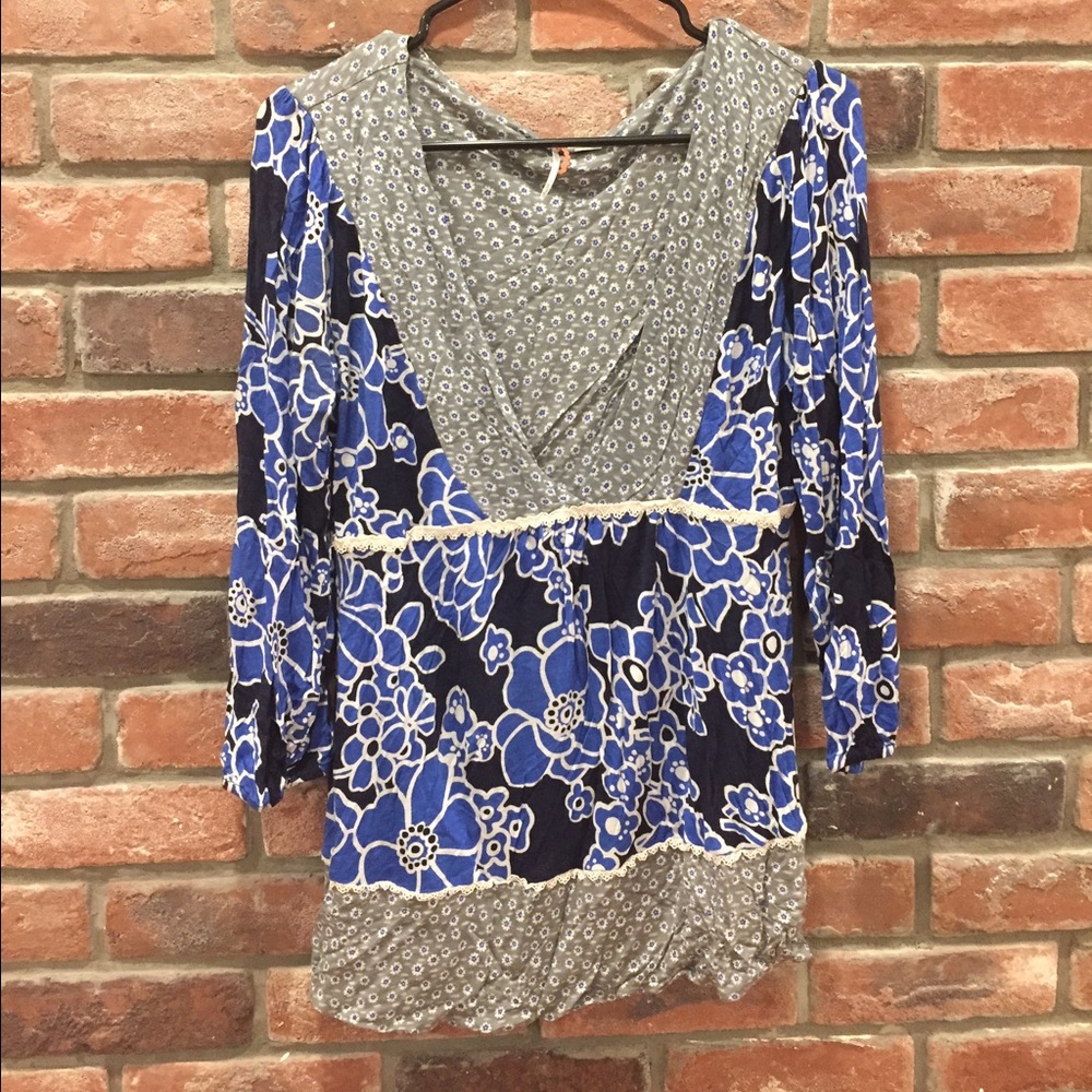 Patterned v neck top