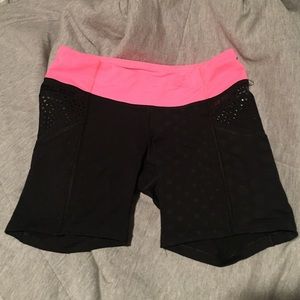 Lulu Compression "Smooth Stride Hot Shorts"