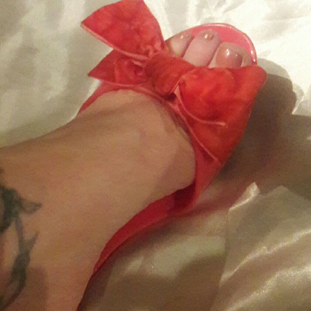 Pretty me Hott Pink  Bow Jells by Chinese Laundry