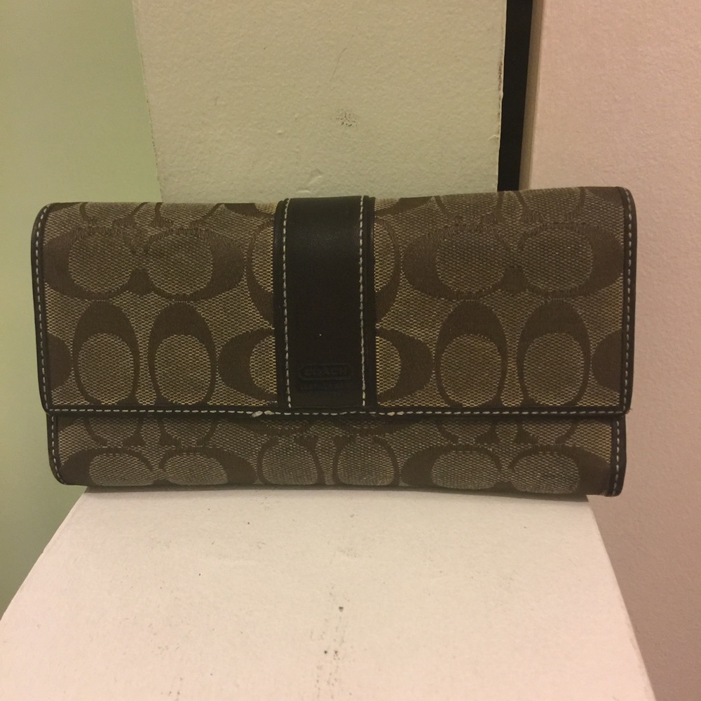 Classic Monogram Coach Wallet!!