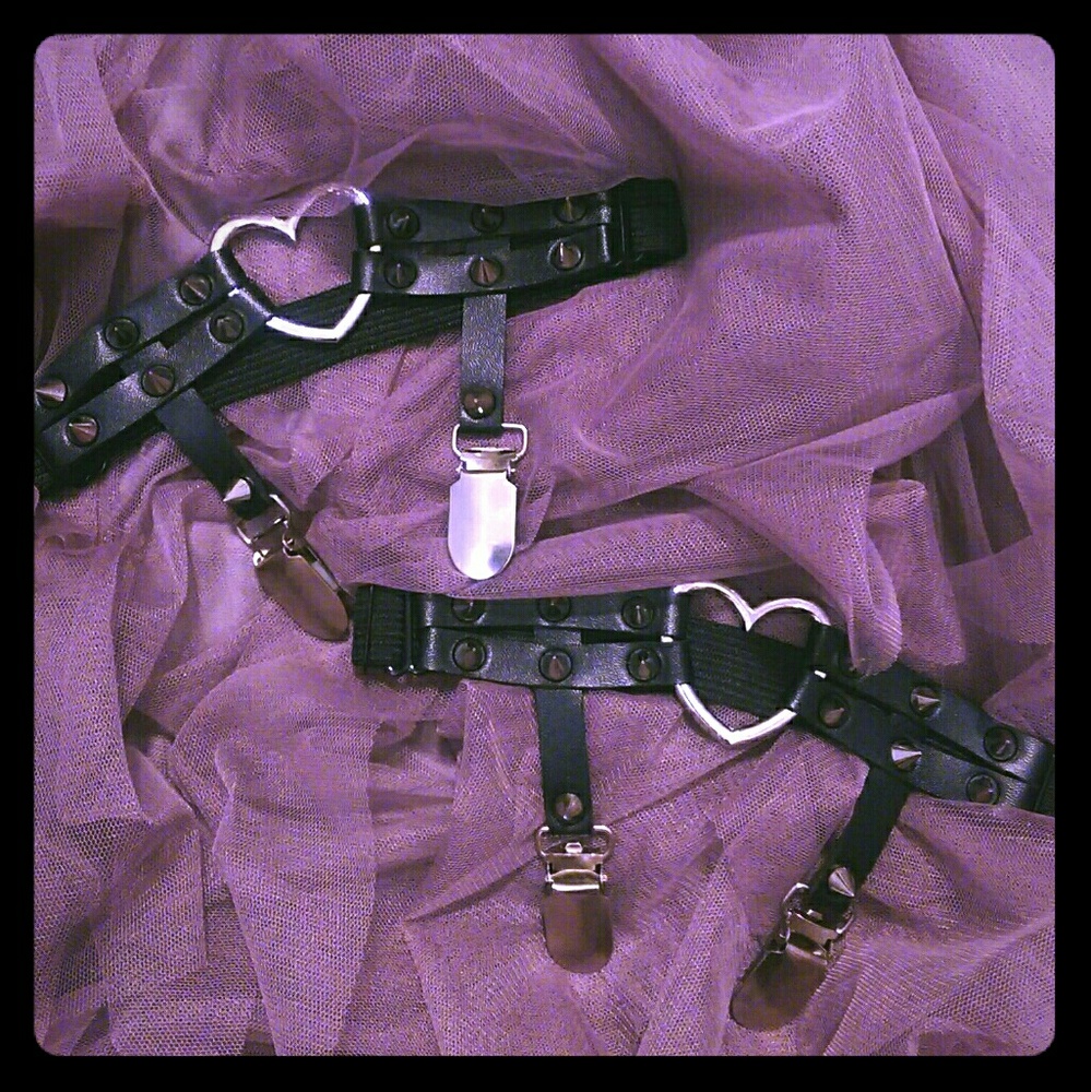 Sexy adjustable spiked thigh garter