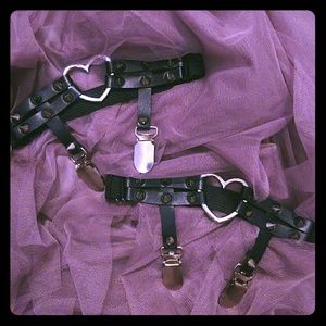 Sexy adjustable spiked thigh garter