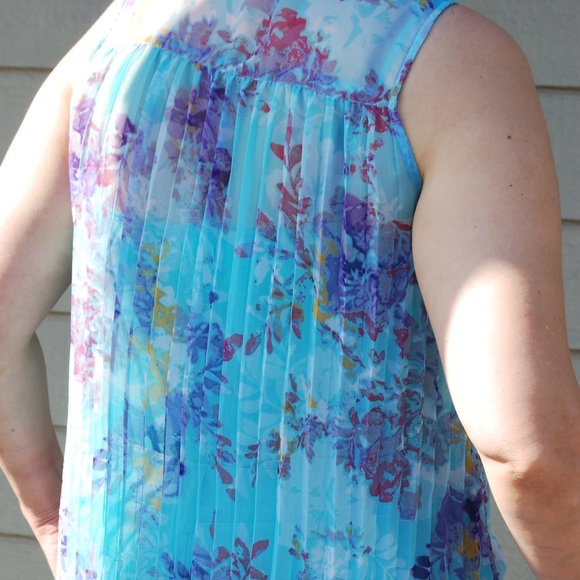Floral Aqua Button Down Tank - Picture 3 of 4