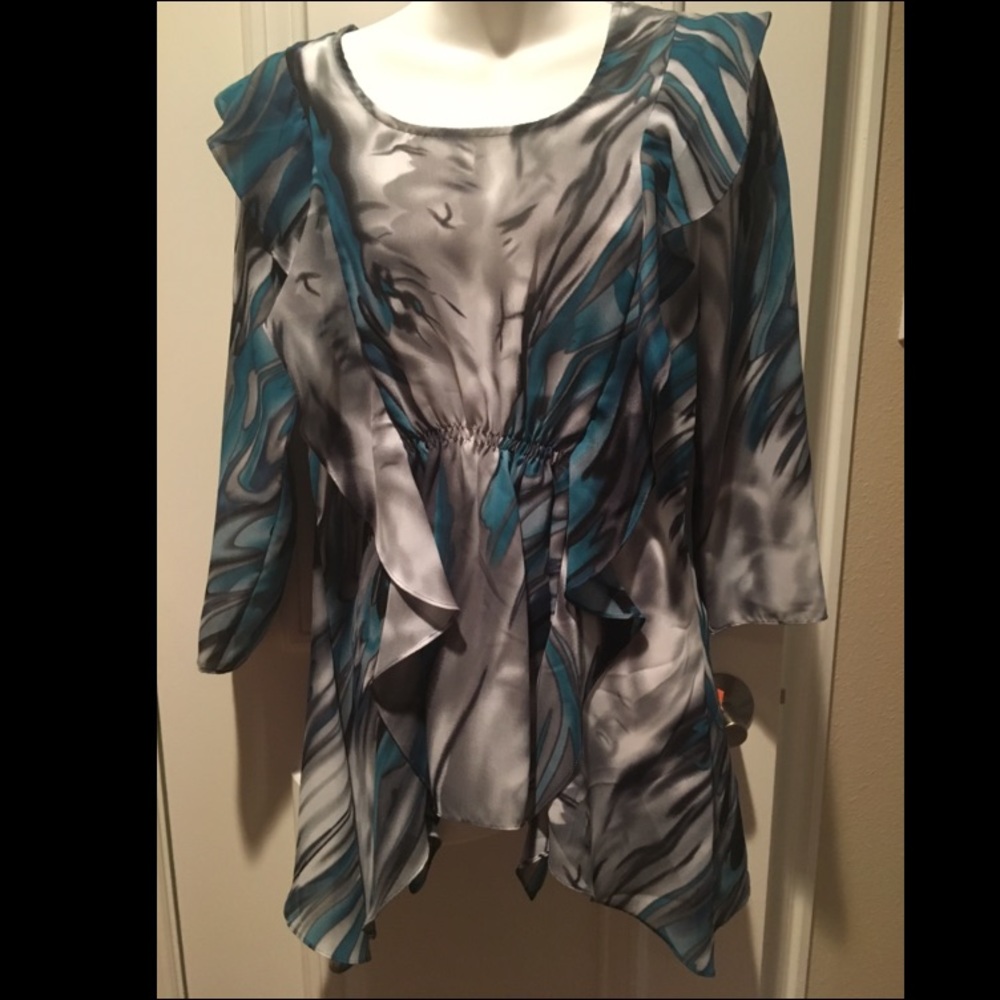 NWT!! Gorgeous top with ruffles