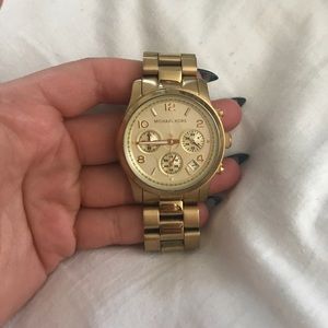 MK watch, hardly used. No scratches, works fine.