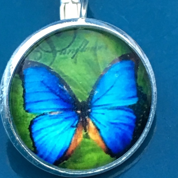 Beautiful butterfly 🦋 earrings - Picture 2 of 3