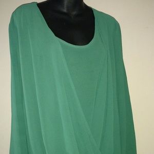 🎄 Green faux wrap blouse