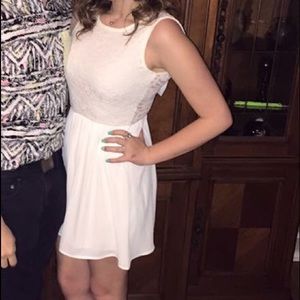 ✨SALE✨ white dress with a bow!!