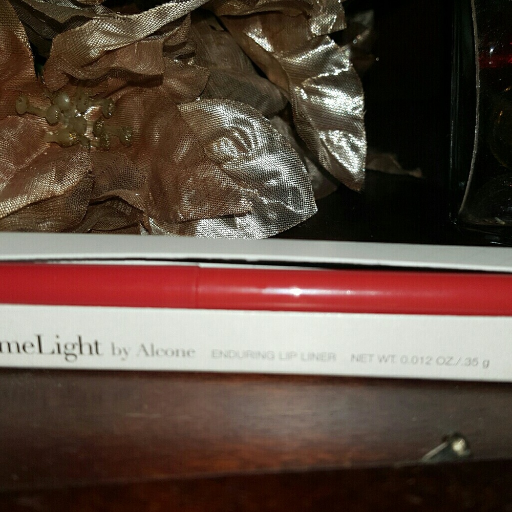 Limelight by Alcone Lipliner