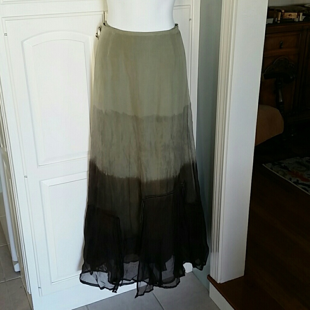 Stunning!! Skirt by Tiar M 2 layer linen & silk