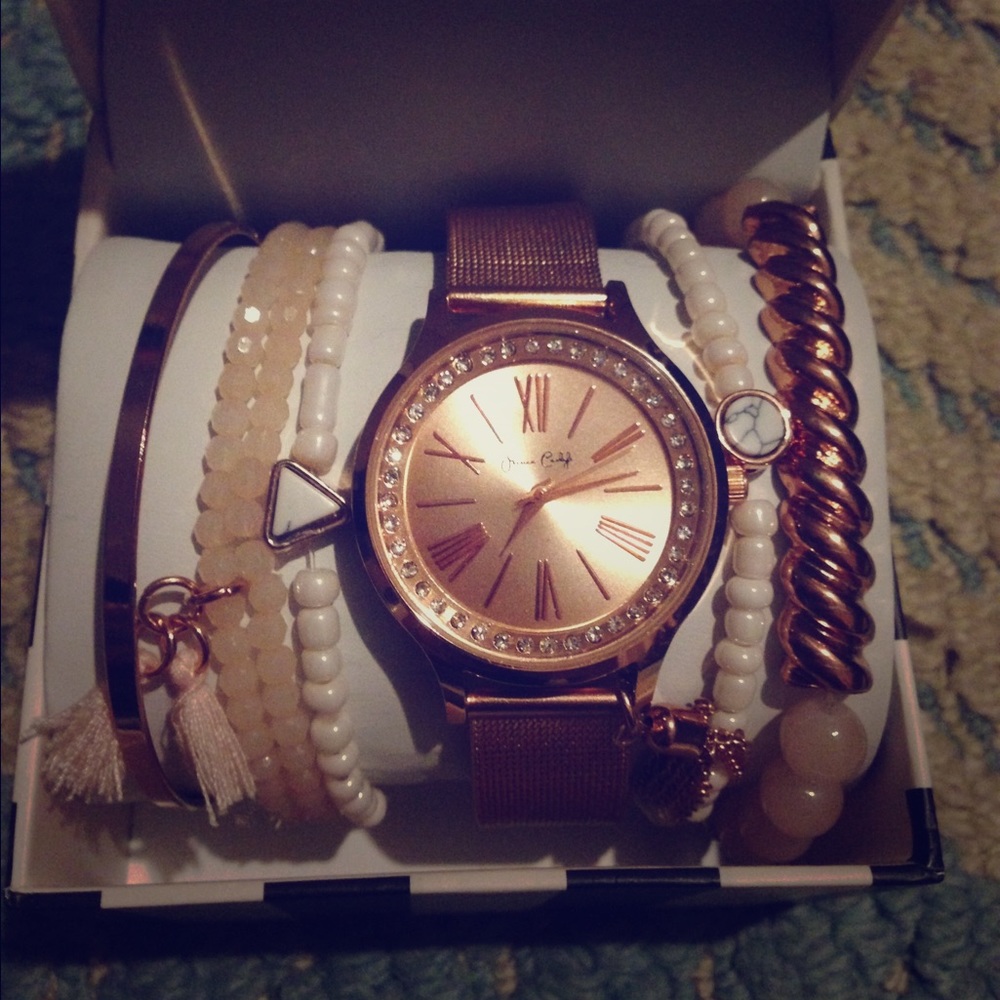 New Rose gold watch with 6 bracelets.♥️