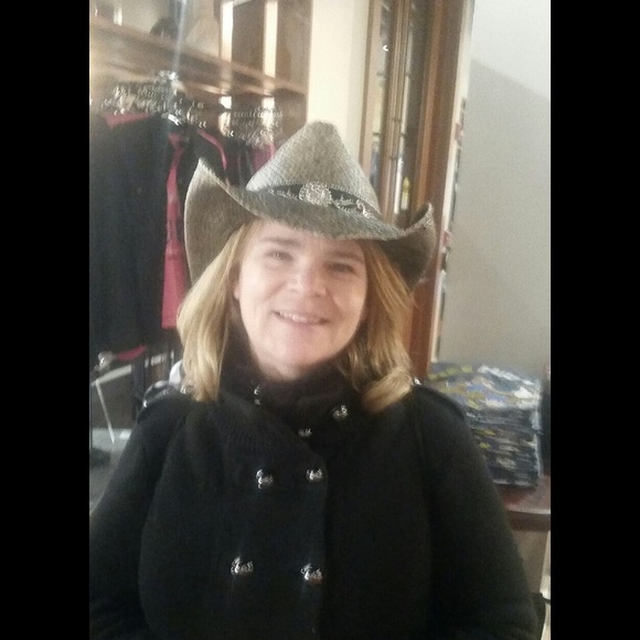 Meet your Posher, Noreen - Picture 2 of 2