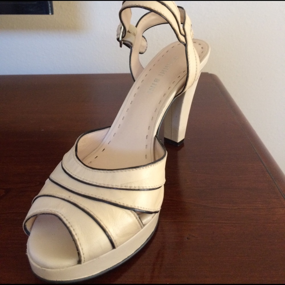 ISO. Gianni Bini Black White Sz 8!