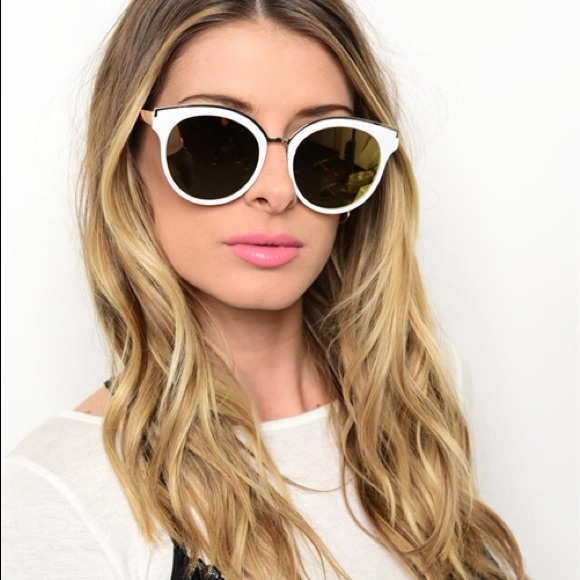 Fashion Mirrored Sunglasses - Picture 3 of 3